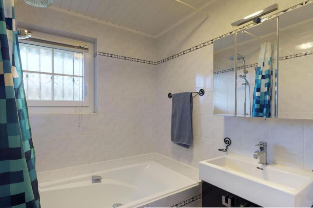 Cheerful Villa With Fireplace, Bath-Tub And Garden Noville Eksteriør billede